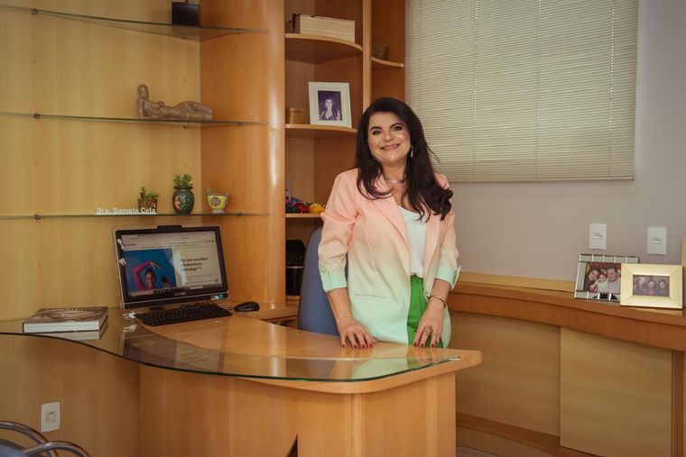 Dra. Daniela Cela na sala de consulta da clínica